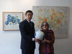 Ambasadorul Chinei in Romania si artista Gina Hagiu, sotia pictorului Eugen POPA in 14.04.2010