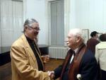 Artistul si curatorul Valter Paraschivescu si gral (r) Vasile Parizescu presedintele SCAR la vernisajul expozitiei