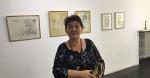 Traducătoarea şi curatorea Sanda Socoliuc în expoziţia dedicată graficianului Vasile Socoliuc, iulie 2018 – Galeria Simeza