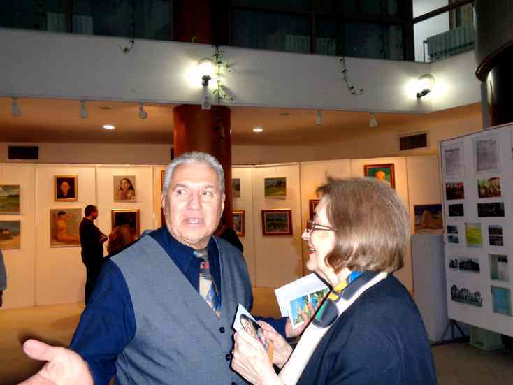 Mihai POTCOAVA prezentandu-si expozitia sotiei criticului de arta Mircea Deac la vernisajul expozitiei din 2018