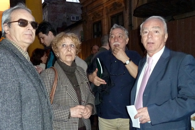 Cu Gabriela RICSAN, scriitorul Florin Toma si Em. Calinescu la 7 aprilie 2011 la European Art Gallery Buc.