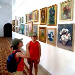 La Muzeul National Cotroceni in fata tablourilor lui Vasile Muresan Murivale (sus Irisi) si Vasile Popa (dreapta jos) 2017