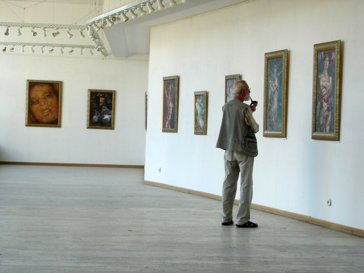 Profesorul Alexandru Chira in expozitia elevului Florin Ghergu la Galeria Artis