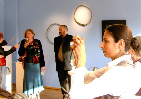 MAXIM DUMITRAS - Imagine de la vernisajul expozitiei de la Galeria VeronikiArt, aprilie 2007
