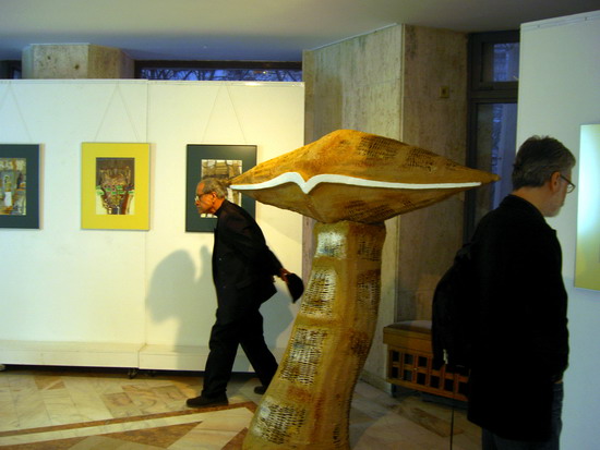 MAXIM DUMITRAS - Imagine de la vernisajul expozitiei de la Galeria SENSO, martie 2008