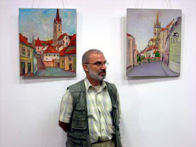 Marin Raducu in fata tablourilor sale in expozitia din 2009