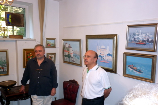 Minu Movila si criticul de arta Marius Tita la vernisajul expozitiei sale de la Galeria Ana 23 mai 2011