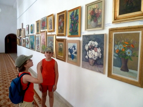 In fata tabloului Irisi de Vasile Muresan MURIVALE la Muzeul Cotroceni 2015