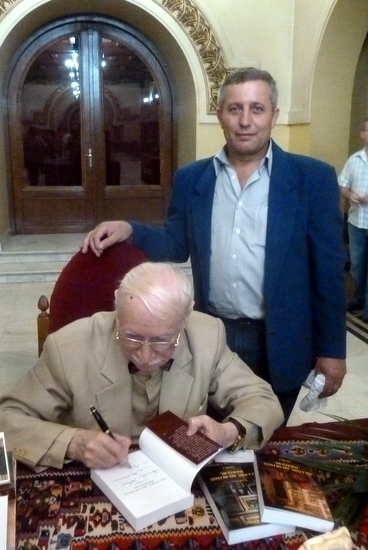 Mihai COTOVANU primind un autograf de la gral Vasile Parizescu pe volumul de memorii-roman lansat in 21 sept 2015